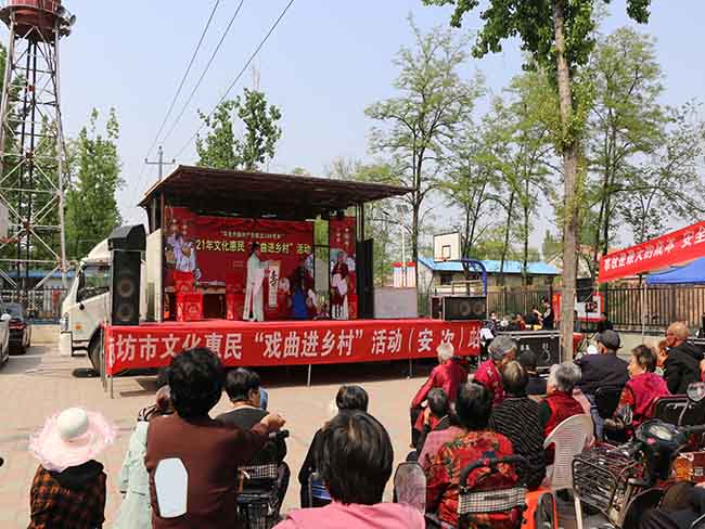 5月16日廊坊市龍鳳演藝公司在安次區(qū)石橋村文化惠民演出評劇《花為媒》1.JPG
