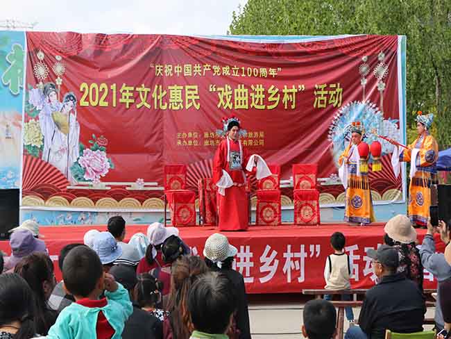 5月25日廊坊市龍鳳演藝公司在香河縣劉宋鎮(zhèn)慶功臺村文化惠民演出評劇《打金枝》1.JPG