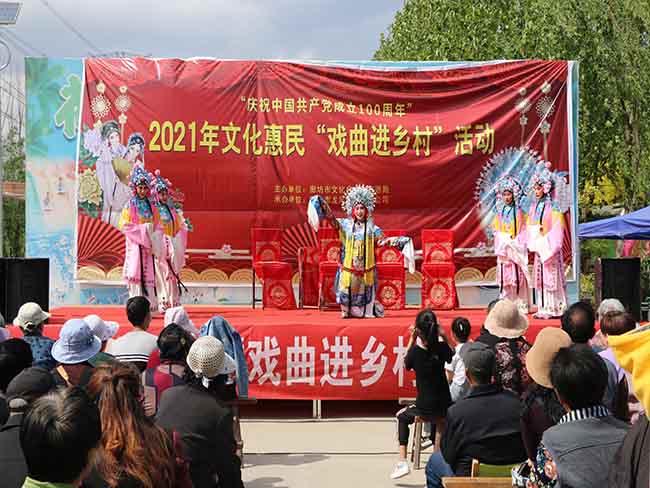 5月25日廊坊市龍鳳演藝公司在香河縣劉宋鎮(zhèn)慶功臺村文化惠民演出評劇《打金枝》5.JPG
