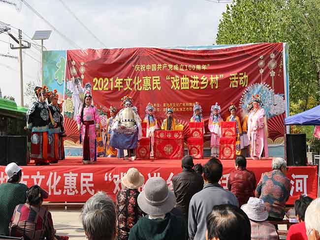 5月25日廊坊市龍鳳演藝公司在香河縣劉宋鎮(zhèn)慶功臺村文化惠民演出評劇《打金枝》4.JPG