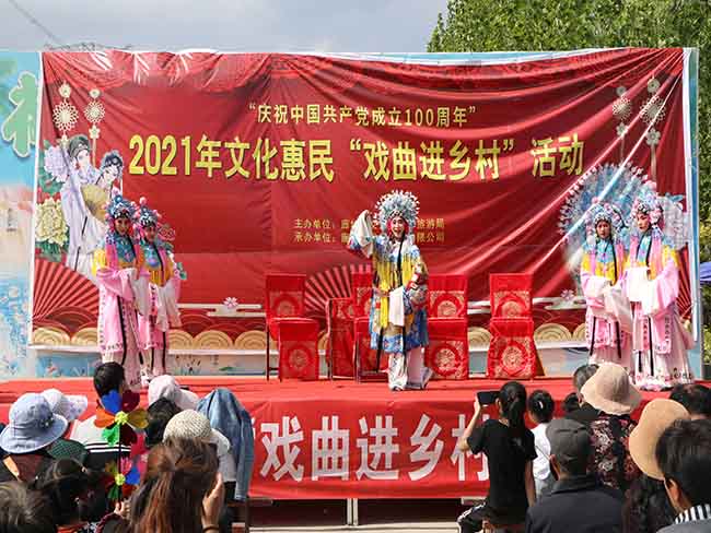 5月25日廊坊市龍鳳演藝公司在香河縣劉宋鎮(zhèn)慶功臺村文化惠民演出評劇《打金枝》3.JPG